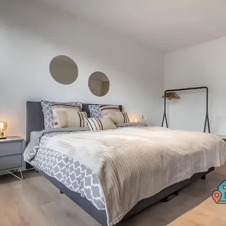 Bright King With Shared Bathroom At Zuid Apartman *