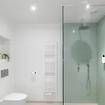 Bright King With Shared Bathroom At Zuid