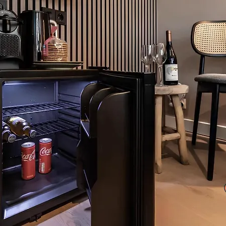 Bright King With Shared Bathroom At Zuid