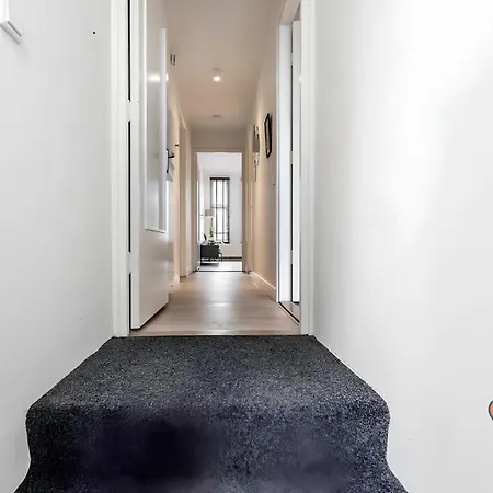 Bright King With Shared Bathroom At Zuid