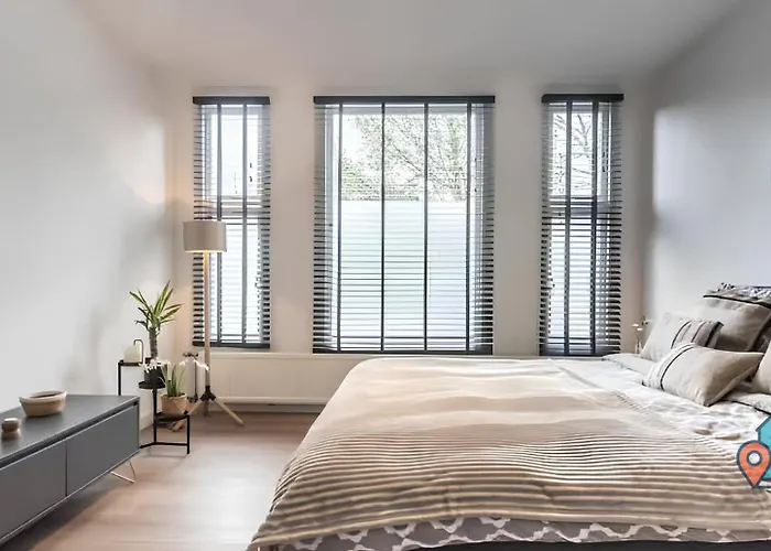 Bright King With Shared Bathroom At Zuid Амстердам