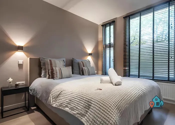 Bright King With Shared Bathroom At Zuid Апартаменты Амстердам