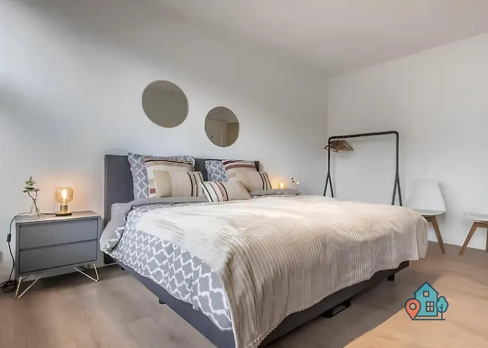 Bright King With Shared Bathroom At Zuid Апартаменты *