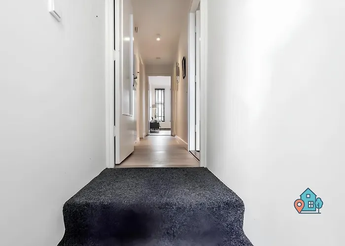 Bright King With Shared Bathroom At Zuid