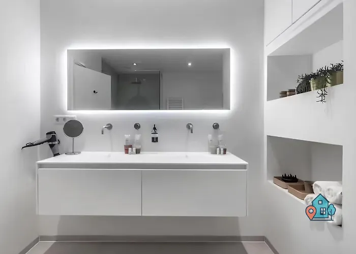 Bright King With Shared Bathroom At Zuid Амстердам