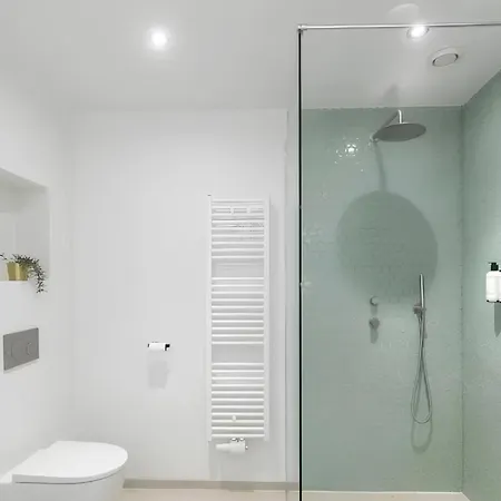 Bright King With Shared Bathroom At Zuid